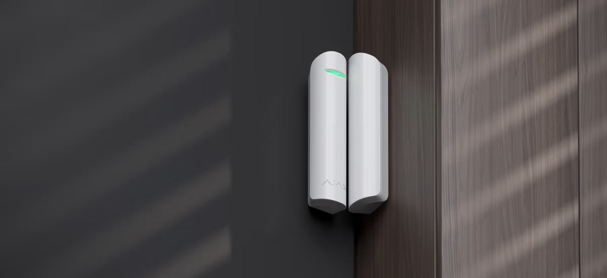 Contatto magnetico Ajax DoorProtect bianco installato su una porta