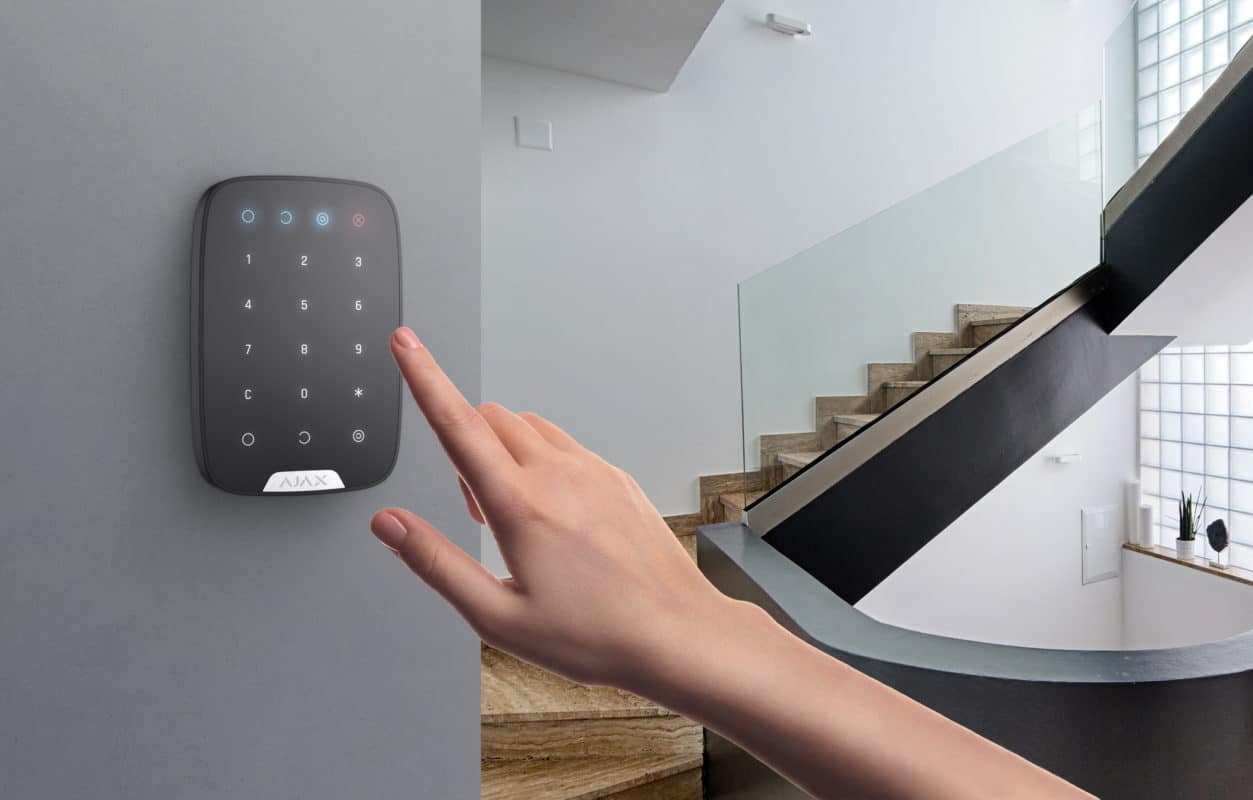 Tastiera touch Ajax KeyPad nera installata a parete, utilizzata per comandare l'impianto